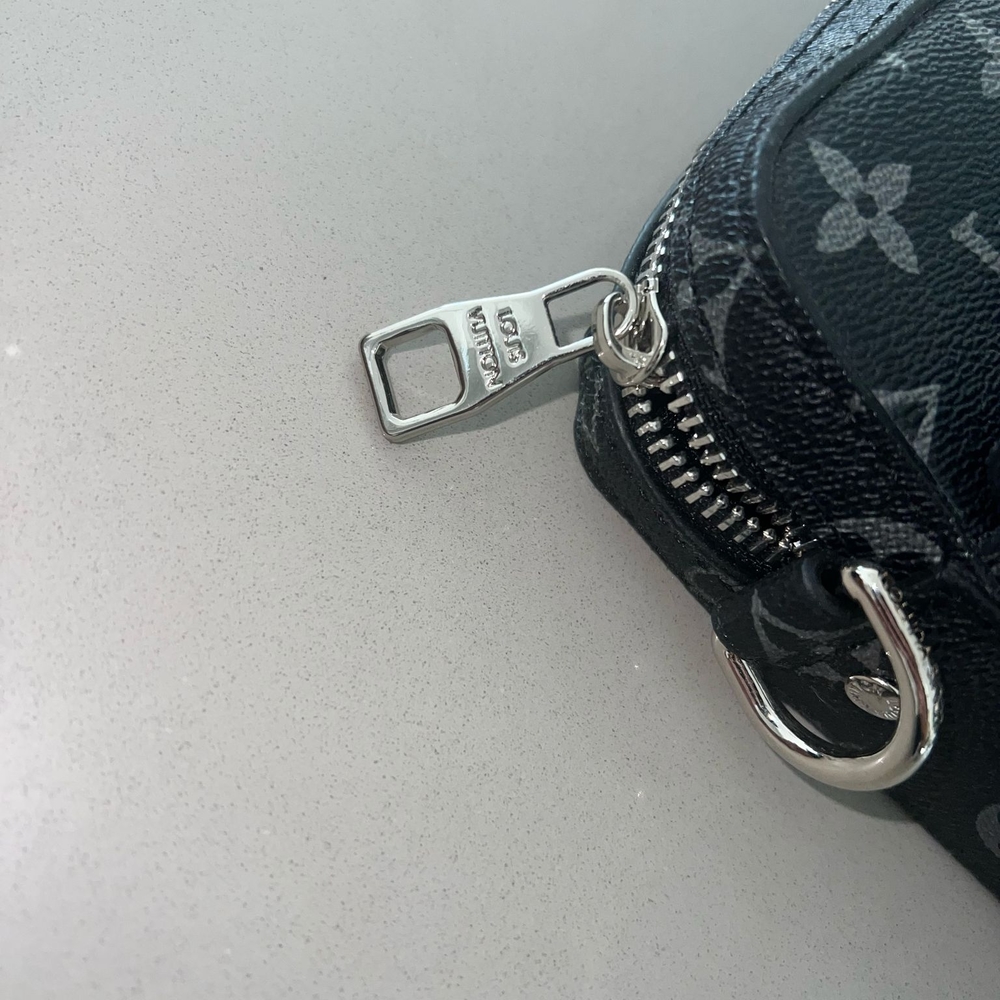 Louis Vuitton Fastline Black MessengerBag - Picture 3 of 7